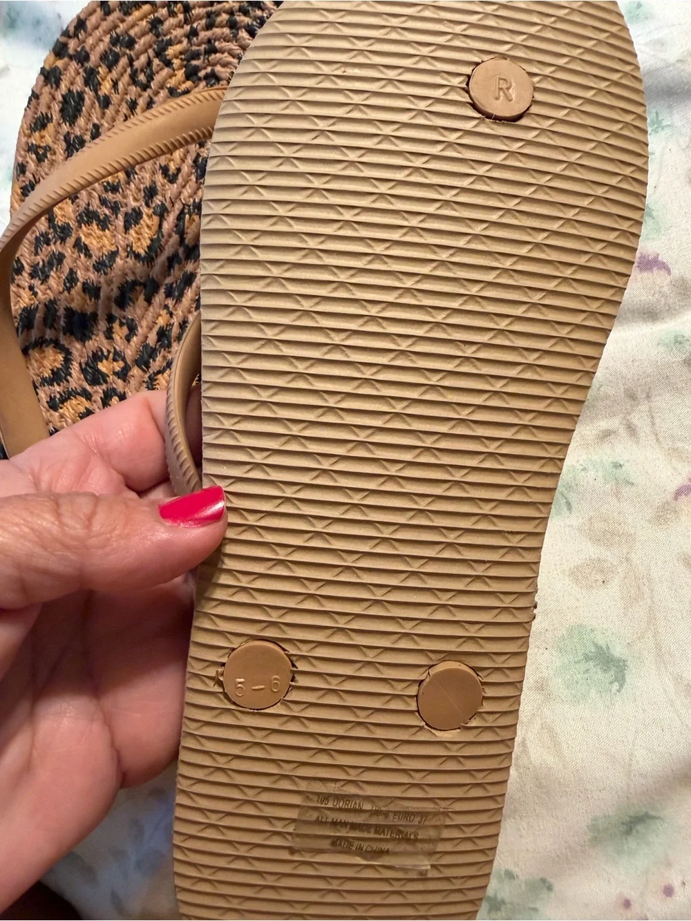 Ladies Flojos Tan Leopard Print Flip Flop Sandals size 6 NWT